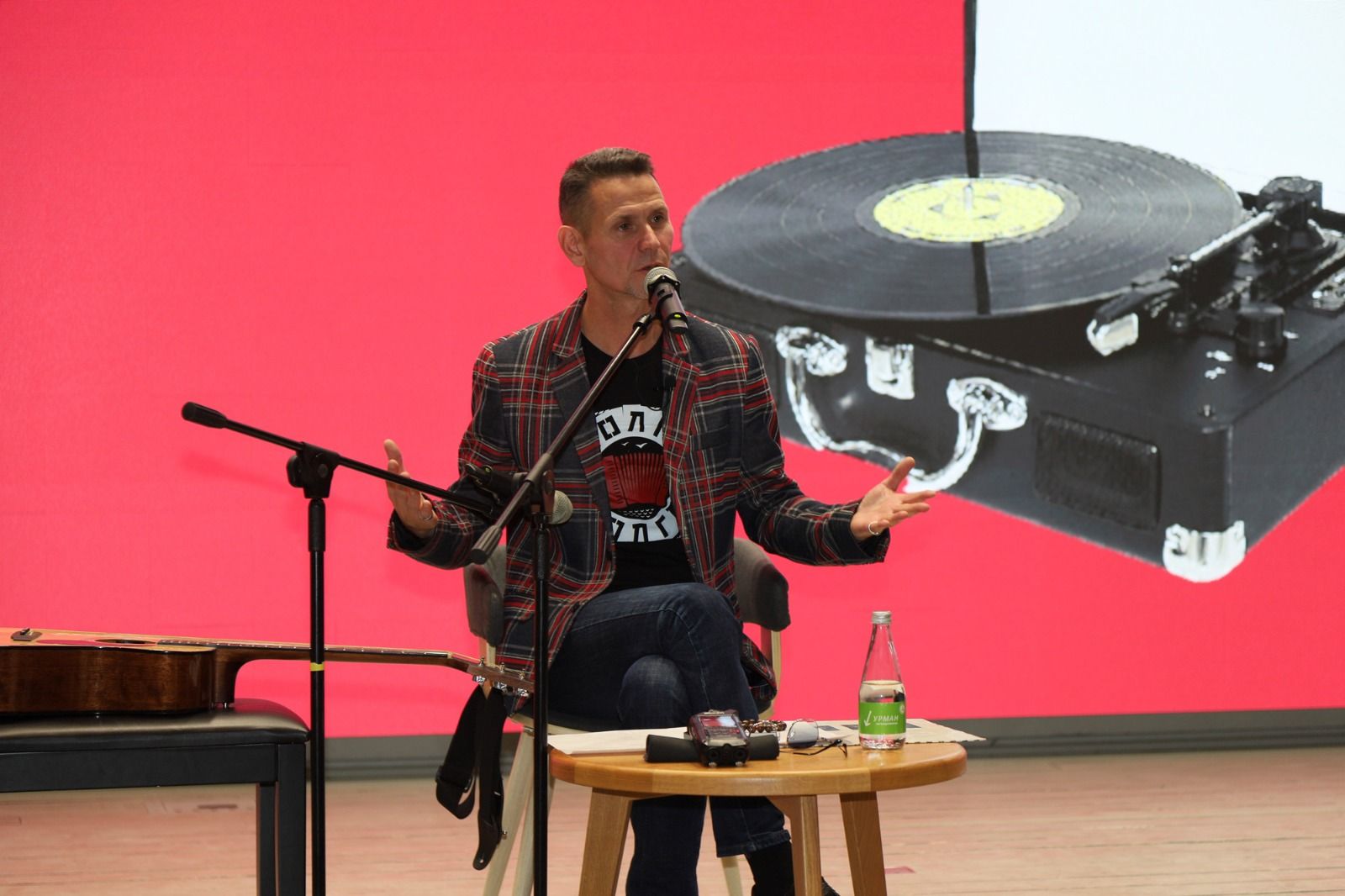 В Национальной библиотеке РТ состоялась встреча с лидером группы «Волга-Волга» Антоном Салакаевым