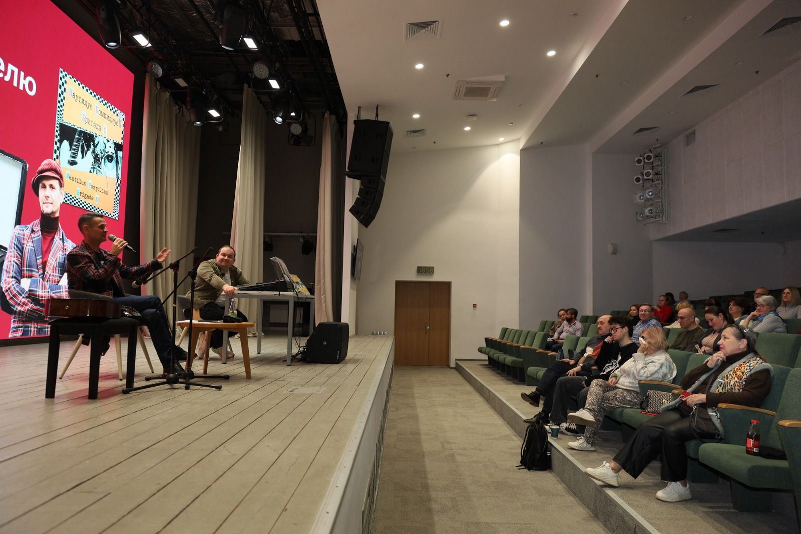 В Национальной библиотеке РТ состоялась встреча с лидером группы «Волга-Волга» Антоном Салакаевым