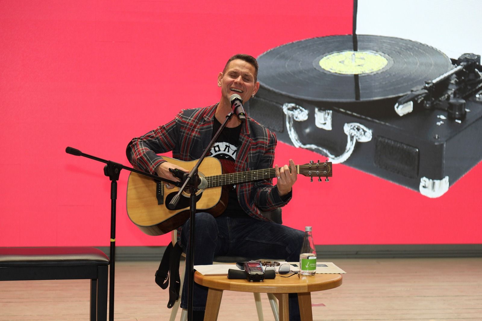 В Национальной библиотеке РТ состоялась встреча с лидером группы «Волга-Волга» Антоном Салакаевым