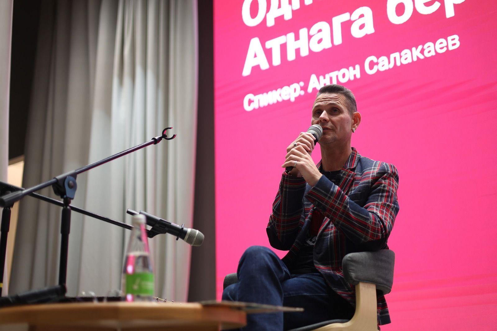 В Национальной библиотеке РТ состоялась встреча с лидером группы «Волга-Волга» Антоном Салакаевым