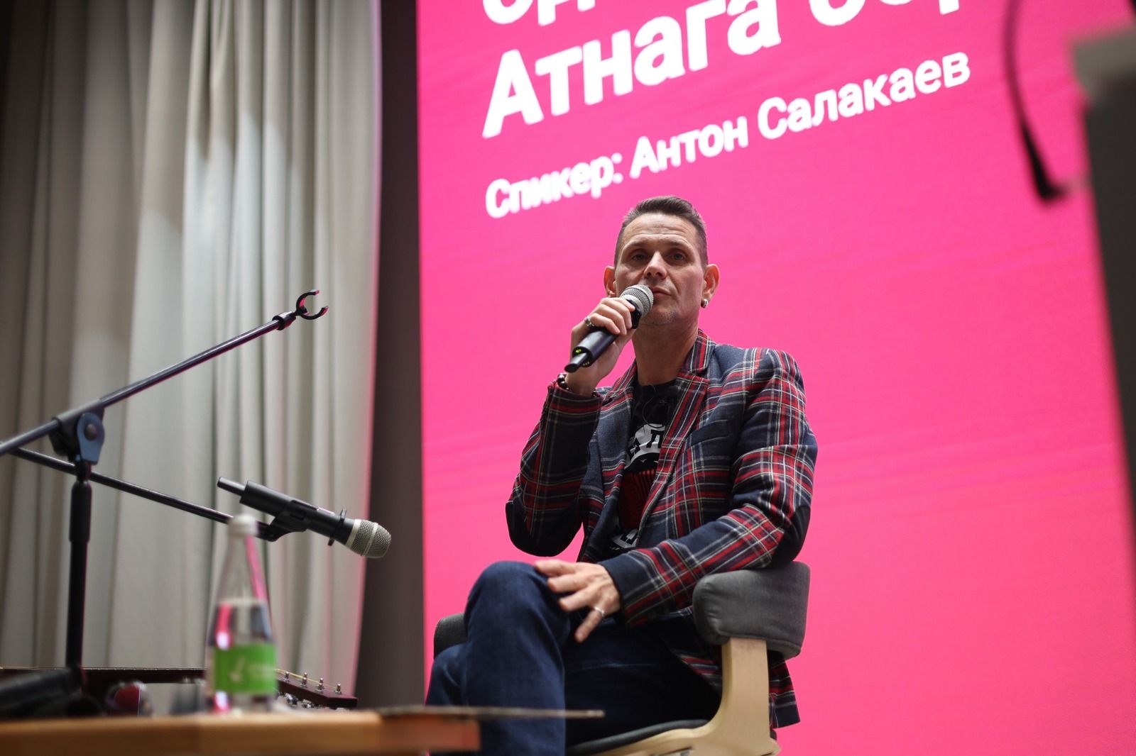 В Национальной библиотеке РТ состоялась встреча с лидером группы «Волга-Волга» Антоном Салакаевым