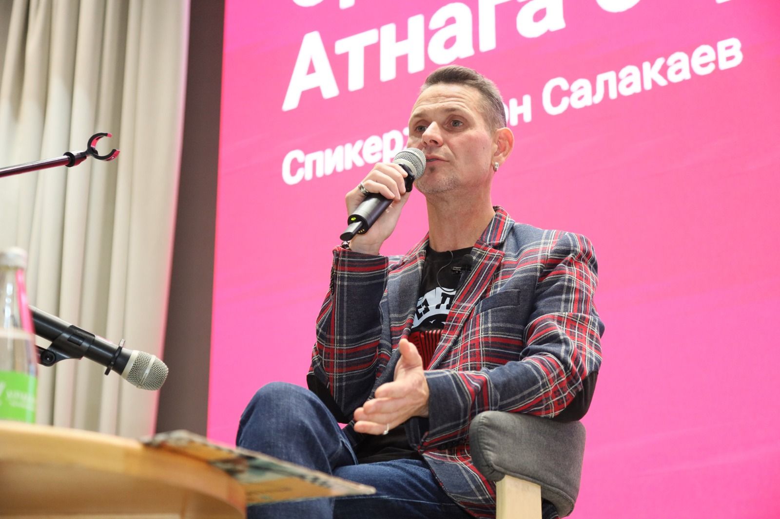 В Национальной библиотеке РТ состоялась встреча с лидером группы «Волга-Волга» Антоном Салакаевым