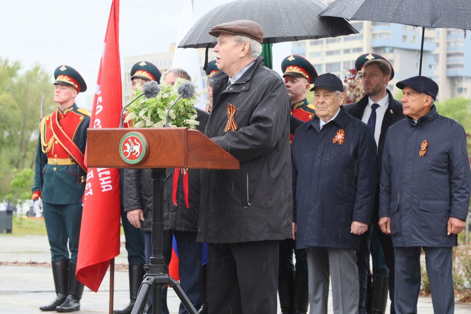 В Казани открыли памятник поэту-герою Фатиху Кариму