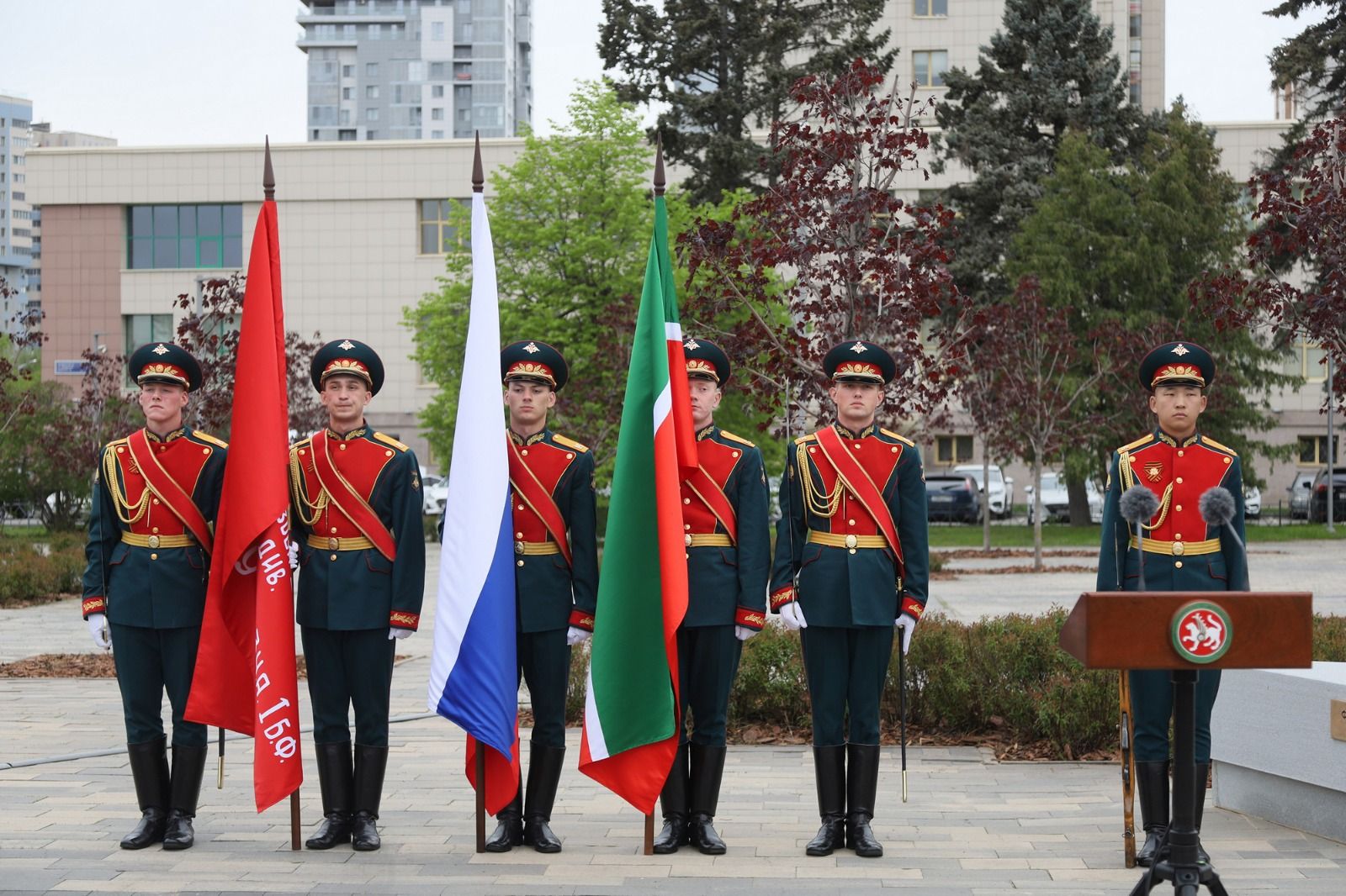 В Казани открыли памятник поэту-герою Фатиху Кариму