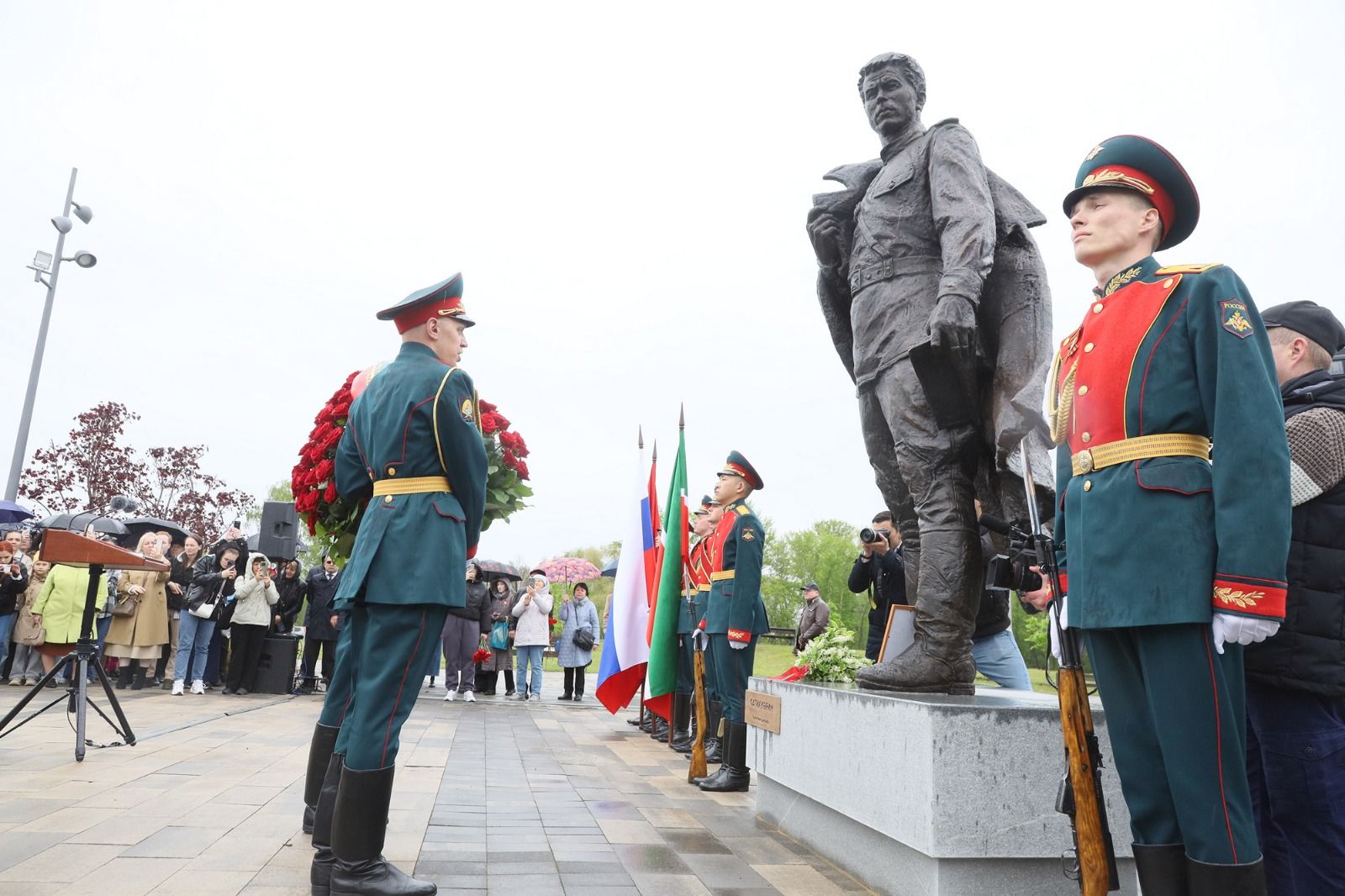 В Казани открыли памятник поэту-герою Фатиху Кариму