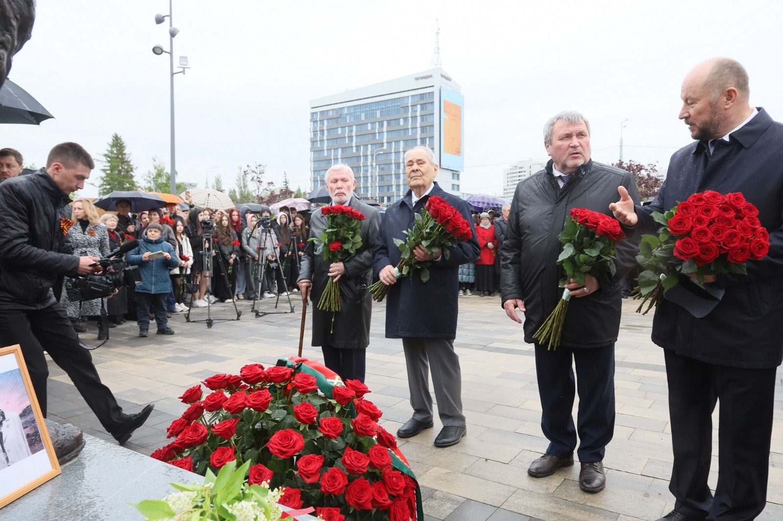 В Казани открыли памятник поэту-герою Фатиху Кариму