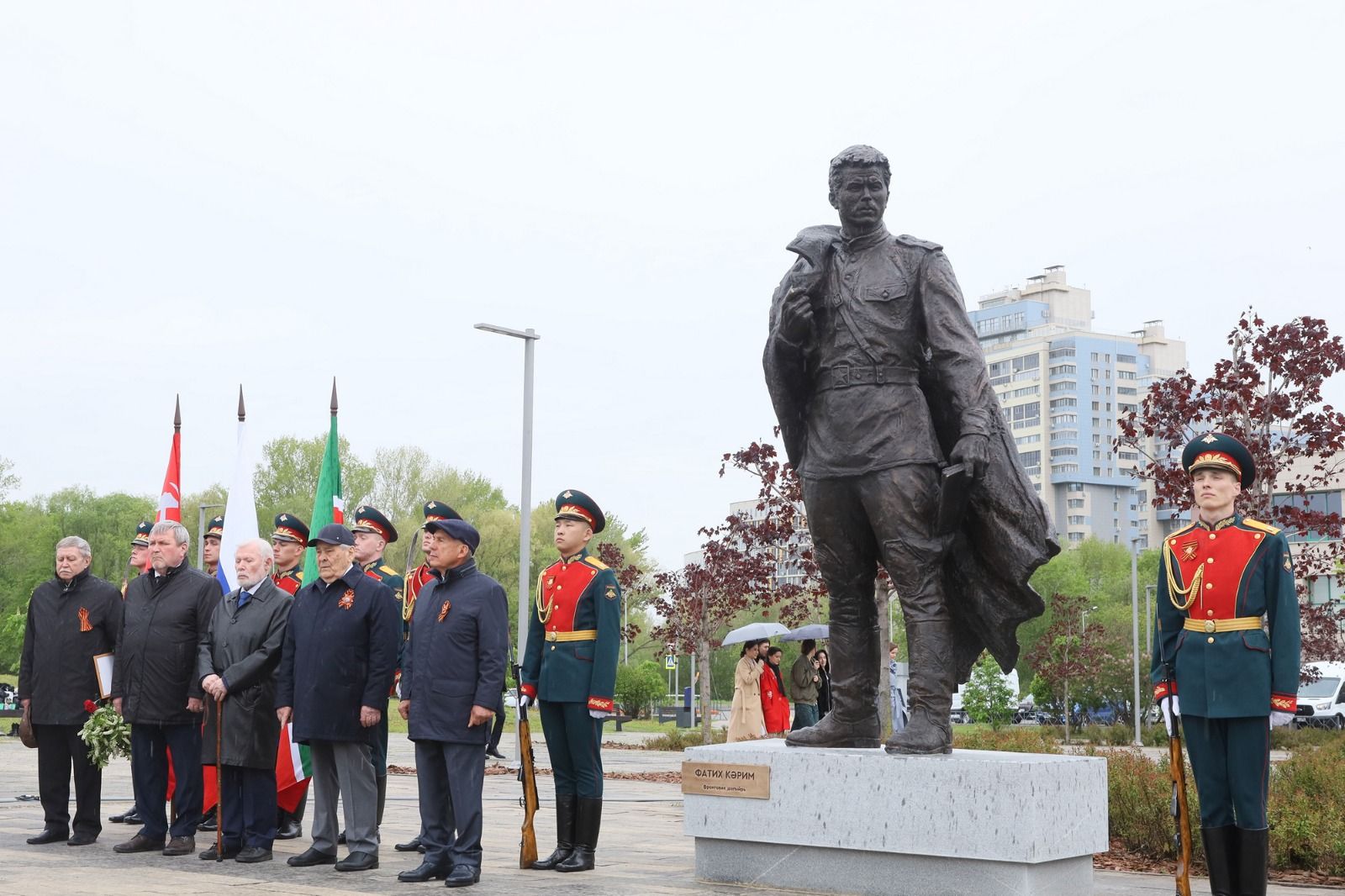 В Казани открыли памятник поэту-герою Фатиху Кариму