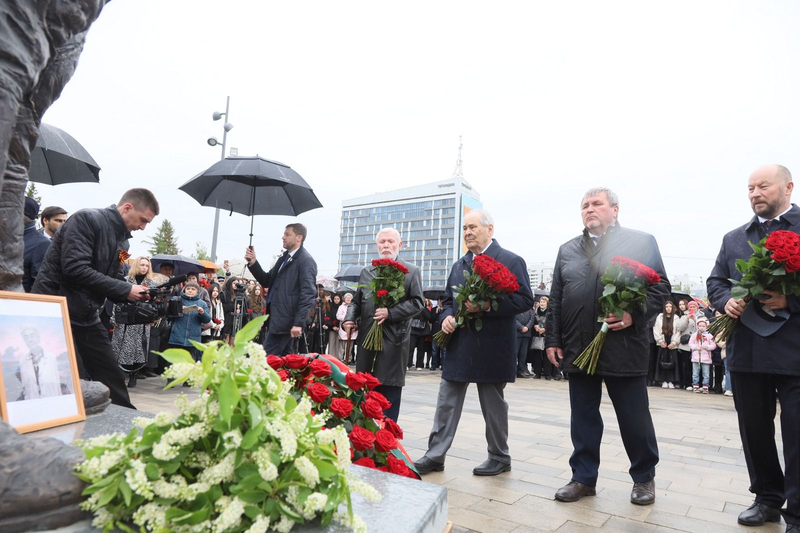 В Казани открыли памятник поэту-герою Фатиху Кариму