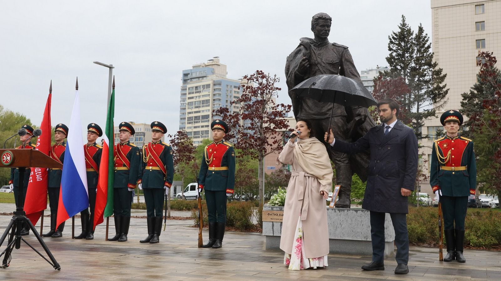 В Казани открыли памятник поэту-герою Фатиху Кариму