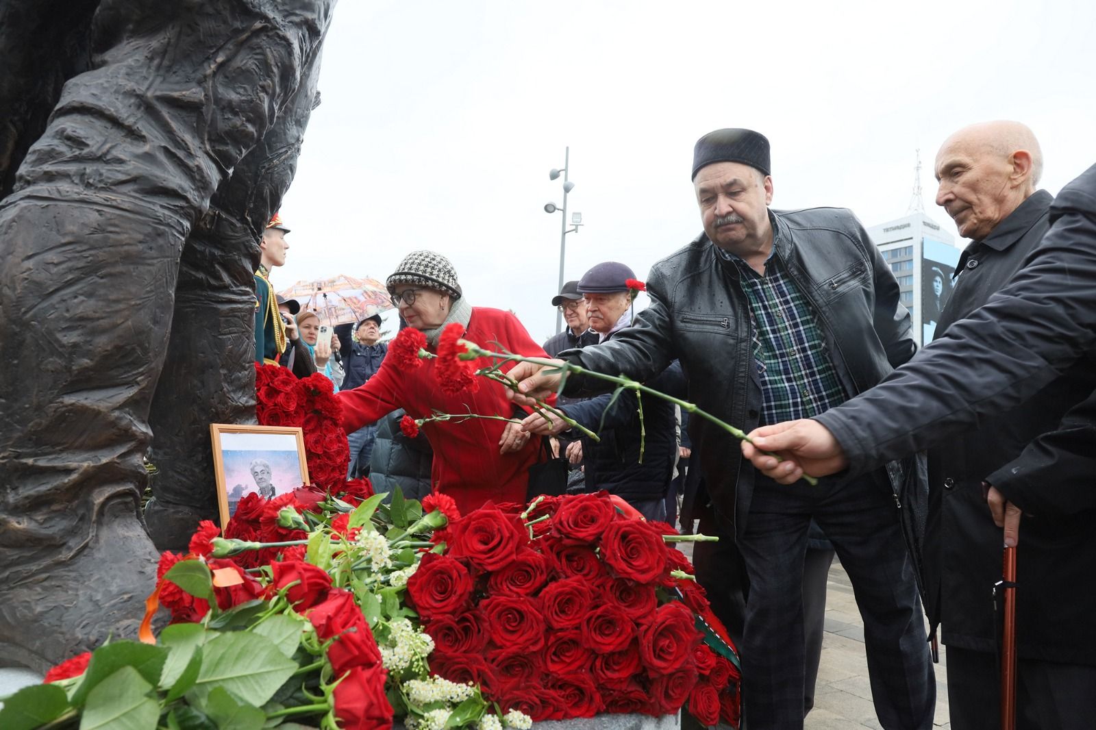 В Казани открыли памятник поэту-герою Фатиху Кариму