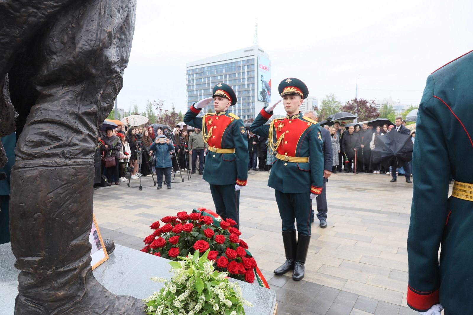 В Казани открыли памятник поэту-герою Фатиху Кариму