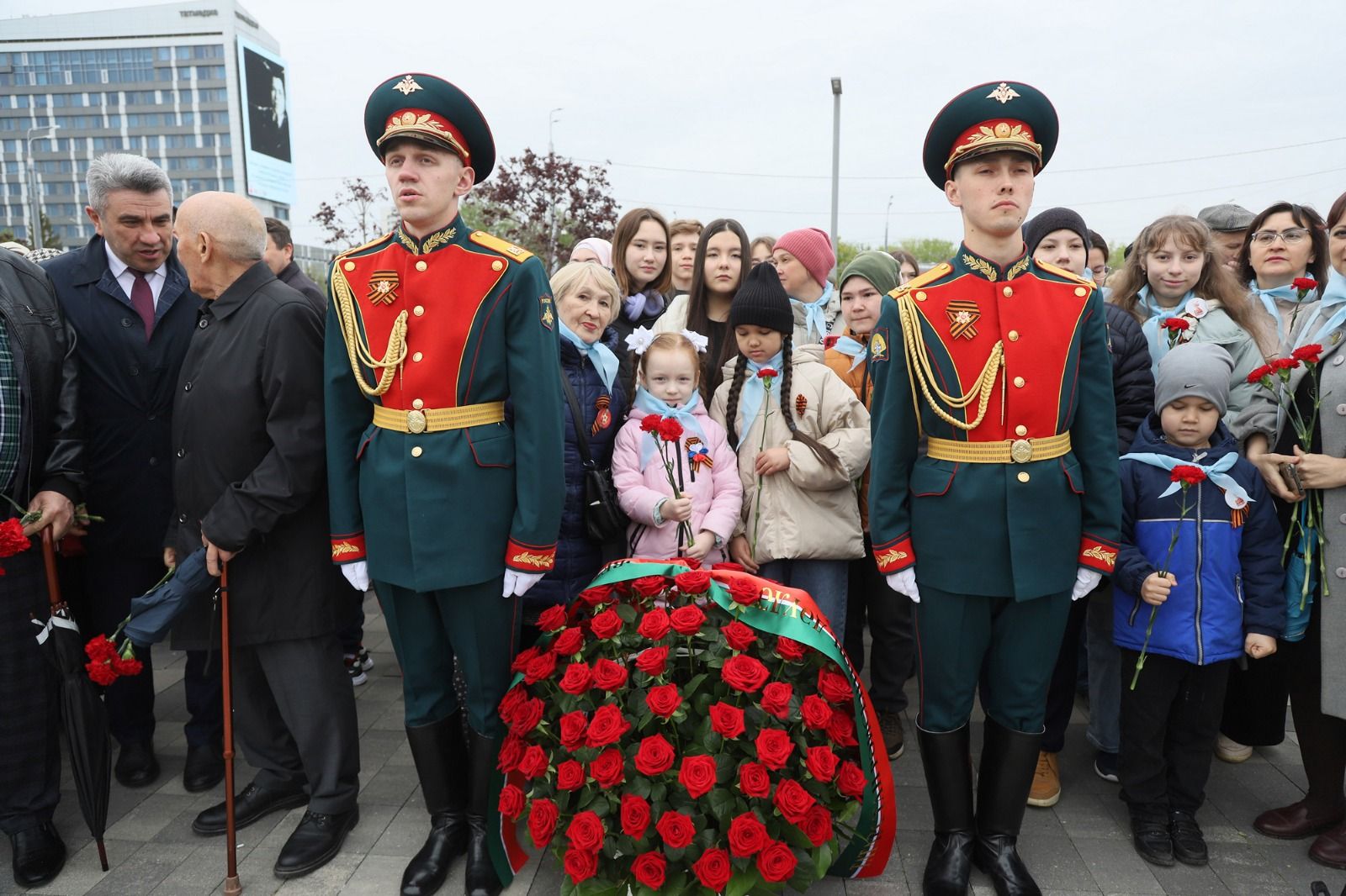 В Казани открыли памятник поэту-герою Фатиху Кариму