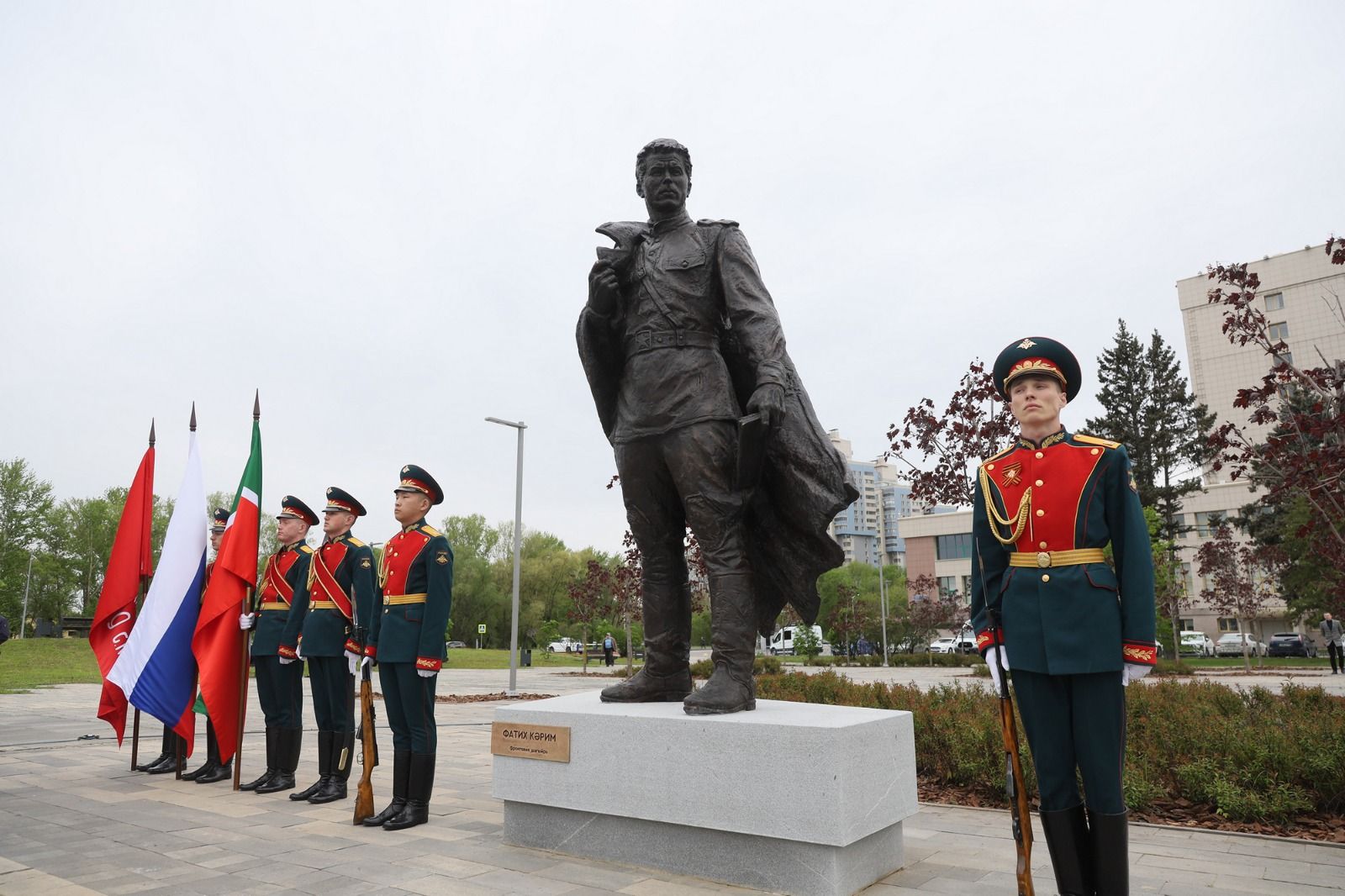 В Казани открыли памятник поэту-герою Фатиху Кариму