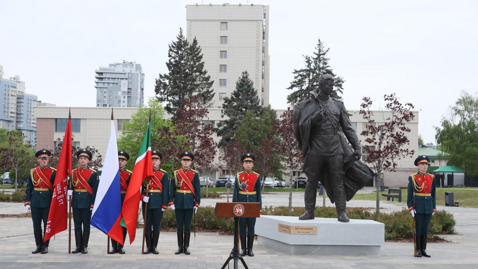 В Казани открыли памятник поэту-герою Фатиху Кариму