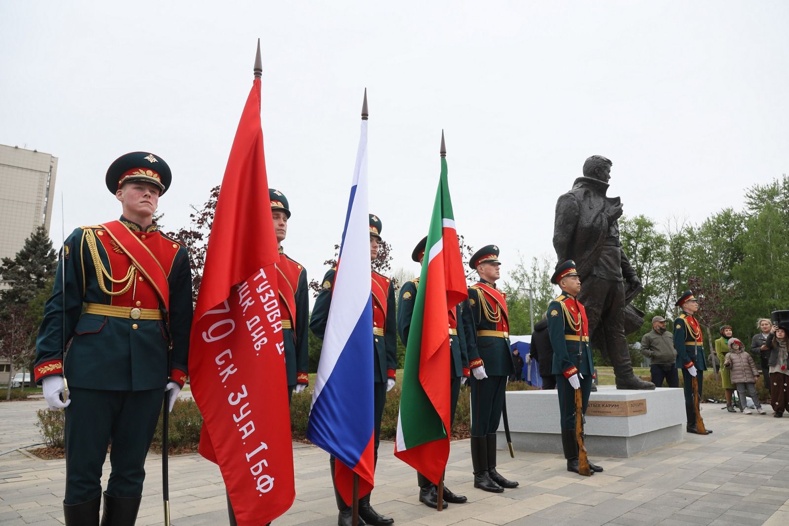 В Казани открыли памятник поэту-герою Фатиху Кариму