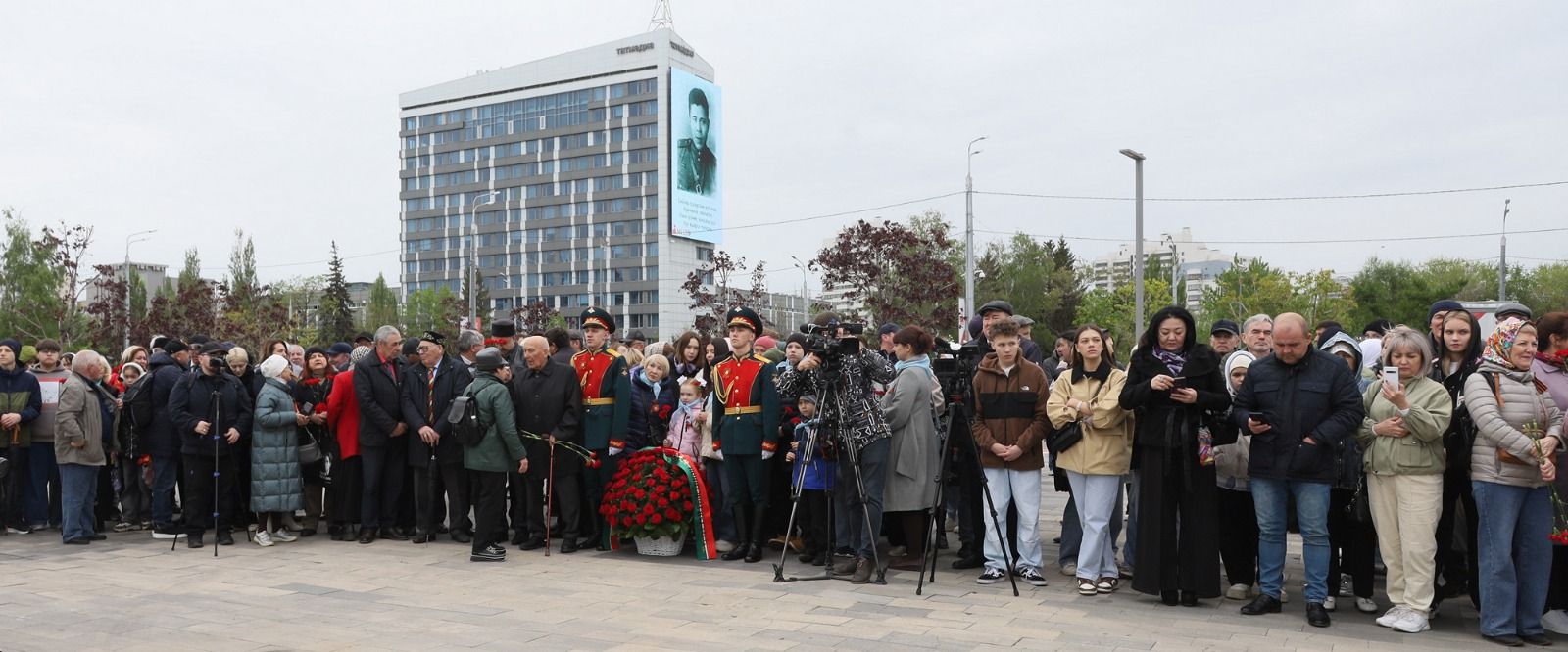 В Казани открыли памятник поэту-герою Фатиху Кариму