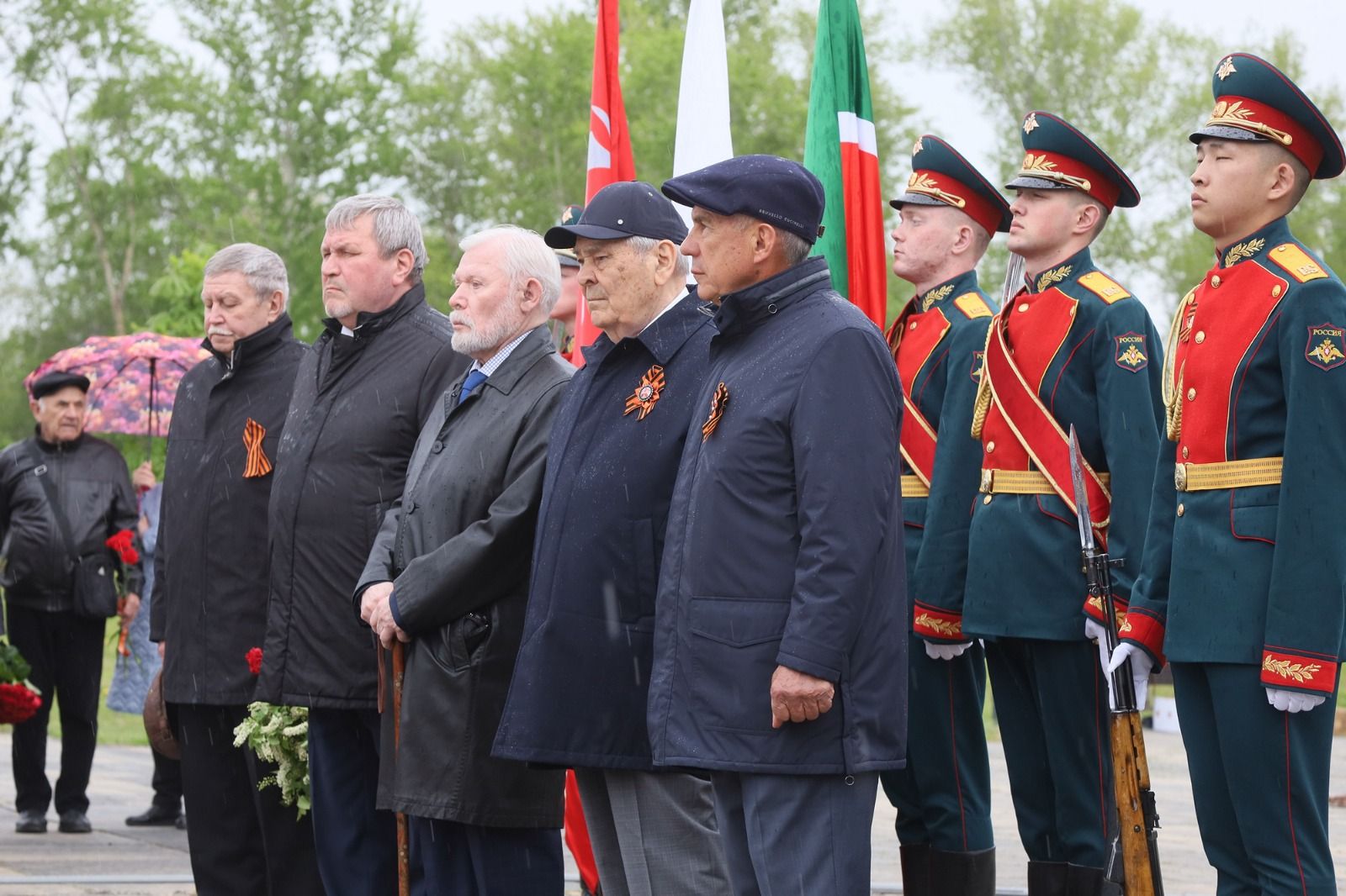 В Казани открыли памятник поэту-герою Фатиху Кариму