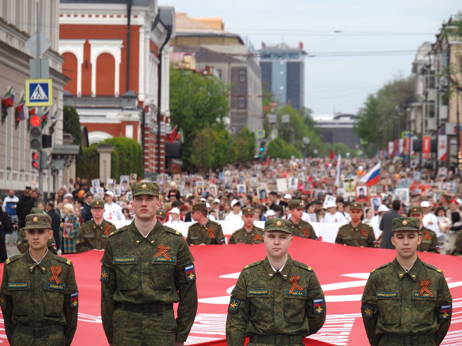В Казани торжественно прошла акция «Бессмертный полк» – в шествии приняли участие 150 тысяч человек