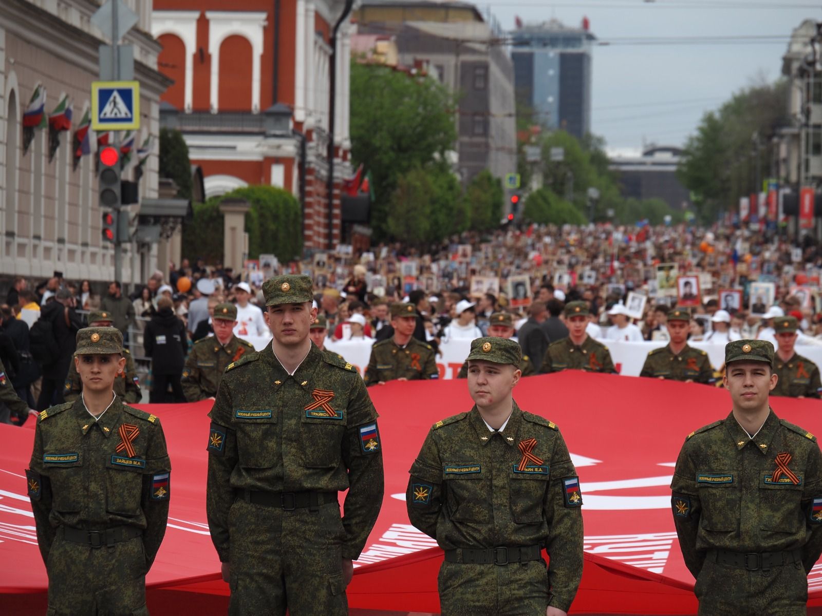 В Казани торжественно прошла акция «Бессмертный полк» – в шествии приняли участие 150 тысяч человек