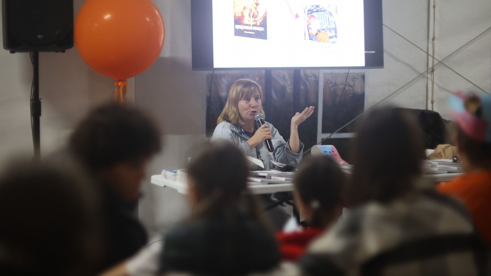 В День Республики в детском парке Елмай на Набережной Казанки прошел семейный книжный фестиваль «ТауФест»