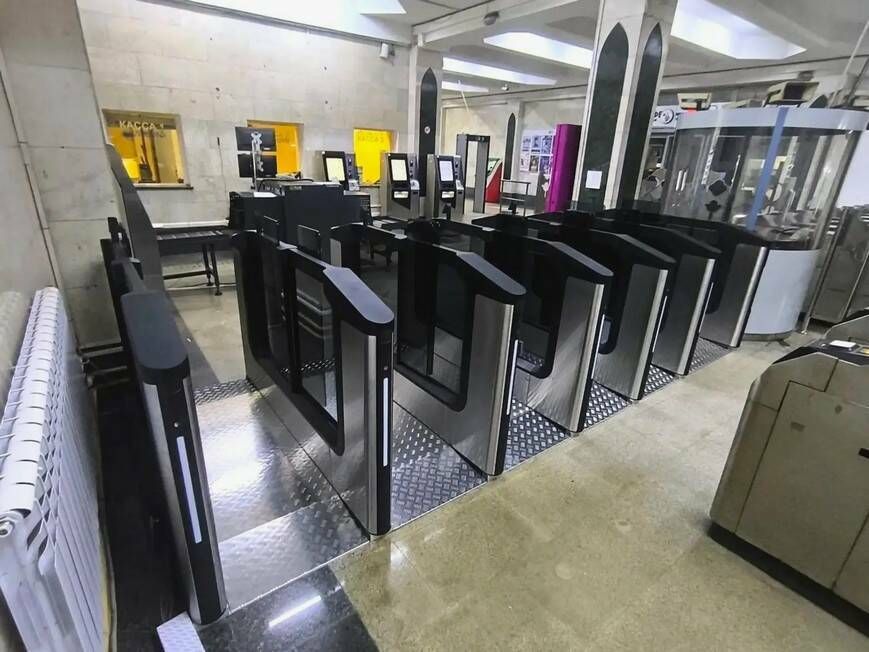 Умные турникеты в казанском метро: на станции «Площадь Тукая» устанавливают новое оборудование