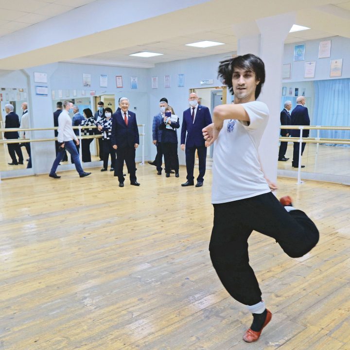 А на задорный танец ансамбля грузинского танца «Оцнеба» удалось полюбоваться воочию – в хореографическом 