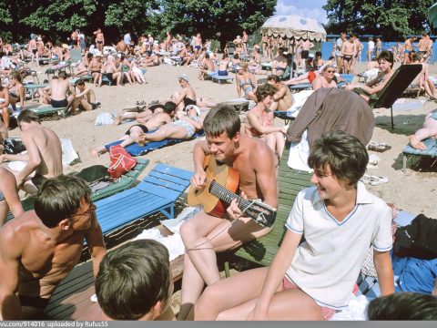 «А я иду по деревянным городам, где мостовые скрипят, как половицы...»