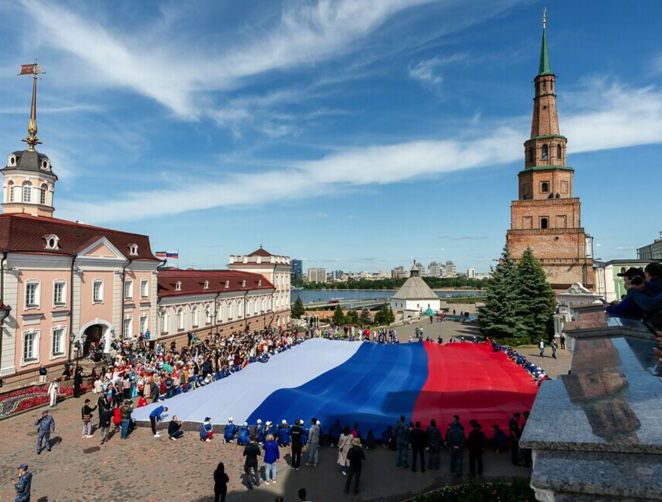 На площади Первого мая казанцы развернули самый большой в Татарстане флаг России