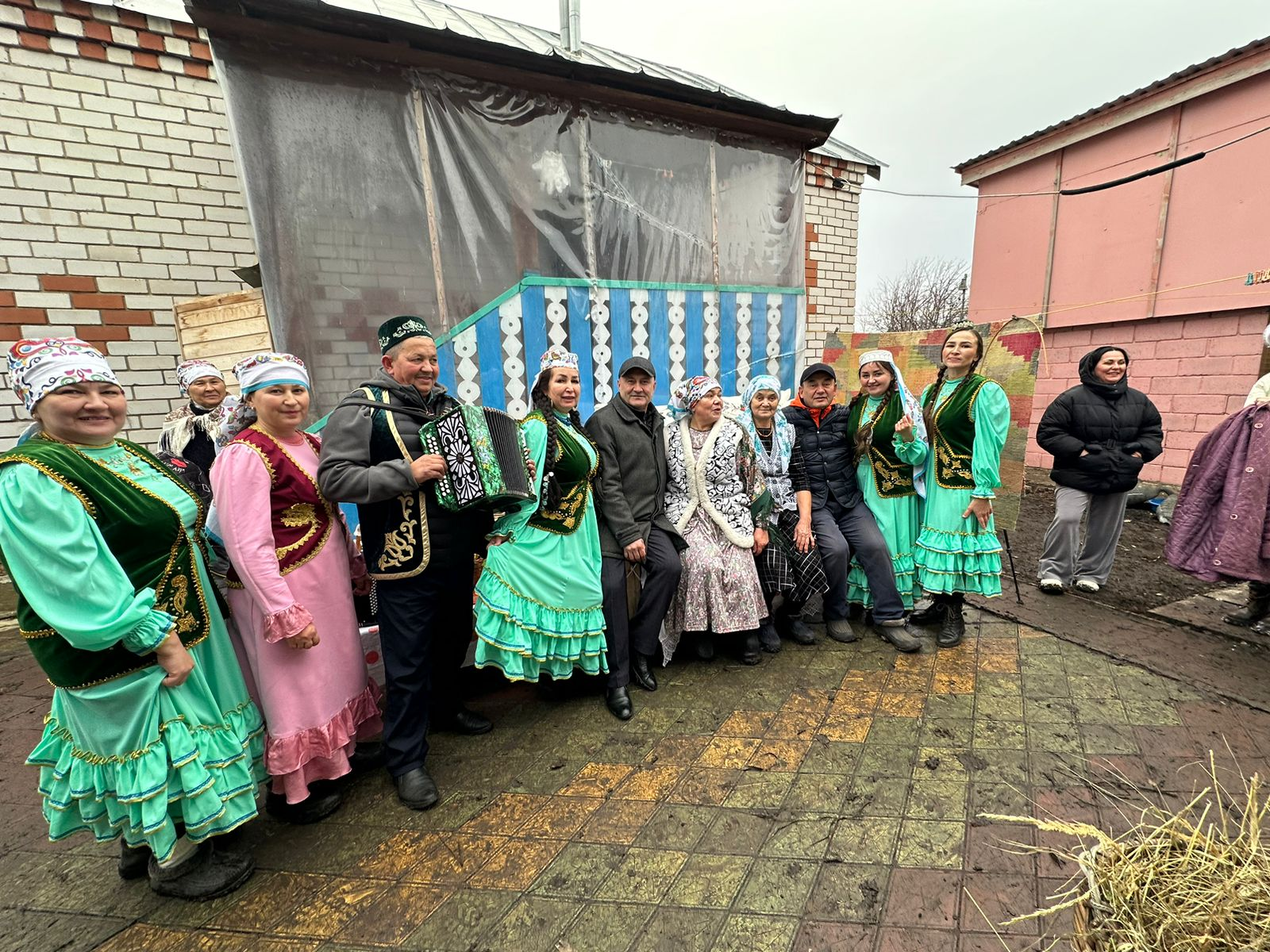 Бүген Апас районы Шәмәк авылында зурлап, бөтен шартын китереп Көз өмәсе ясадылар.