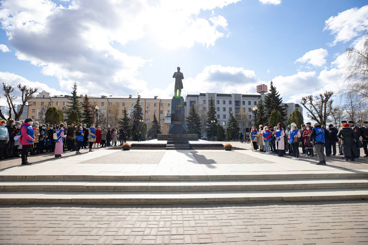 “Бар күңеллелек бөтен дөньяда, бар бер ямь бүген! Нәрсәдән бу? – Мин беләм: бәйрәм бүген, бәйрәм бүген!”
