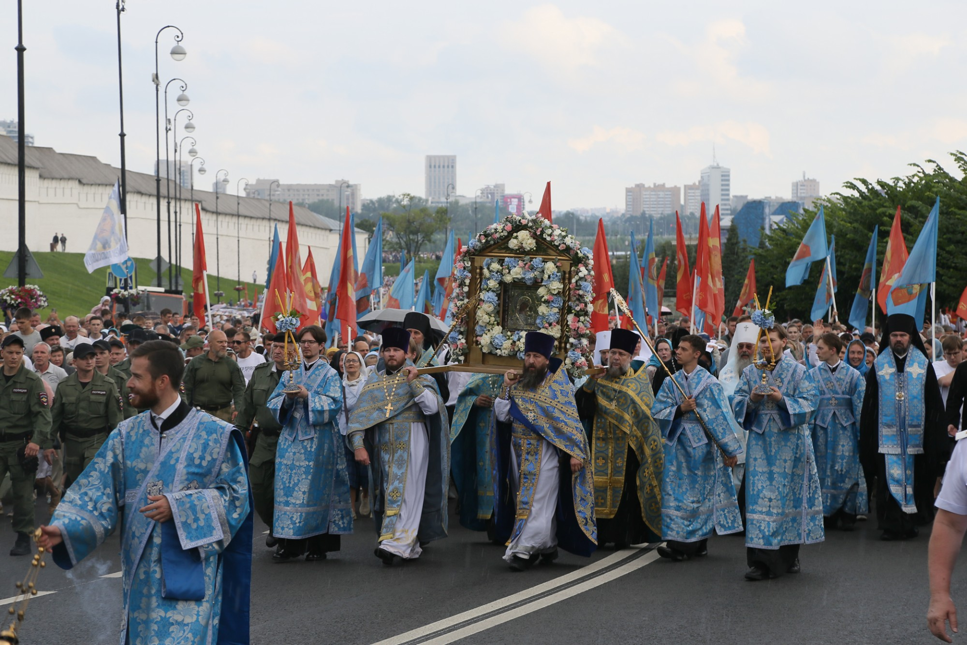 В Казани прошел крестный ход, посвященный 445-летию явления Казанской Иконы Божией Матери