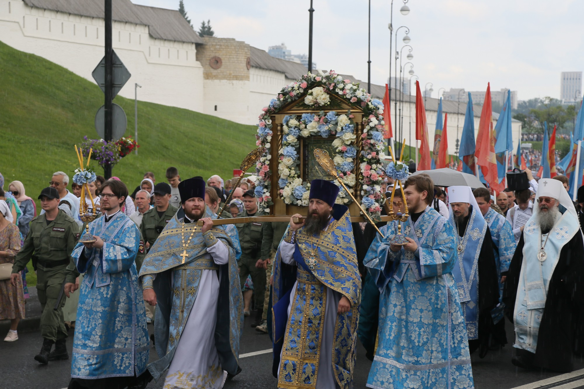 В Казани прошел крестный ход, посвященный 445-летию явления Казанской иконы Божией Матери