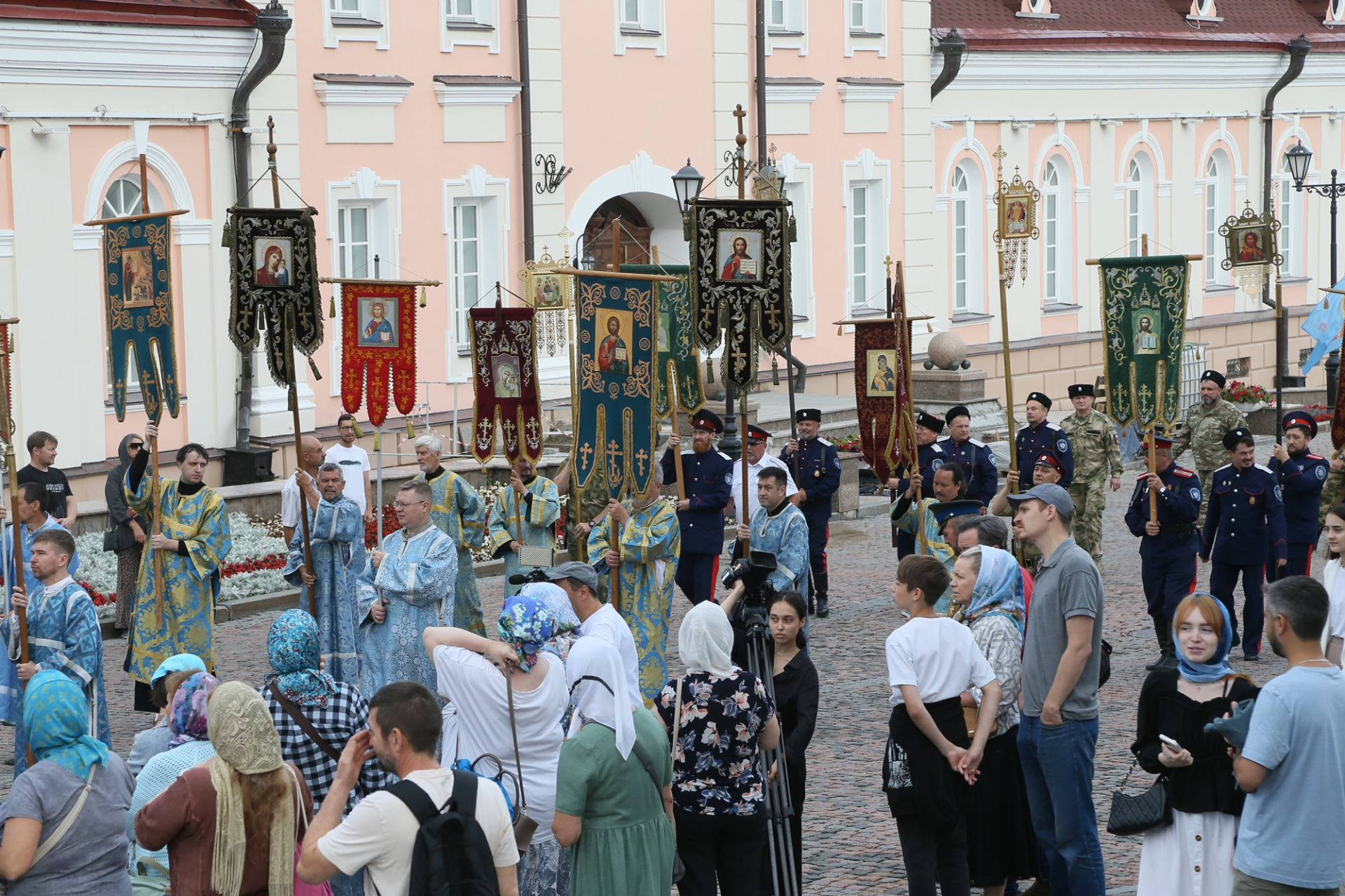 В Казани прошел крестный ход, посвященный 445-летию явления Казанской Иконы Божией Матери