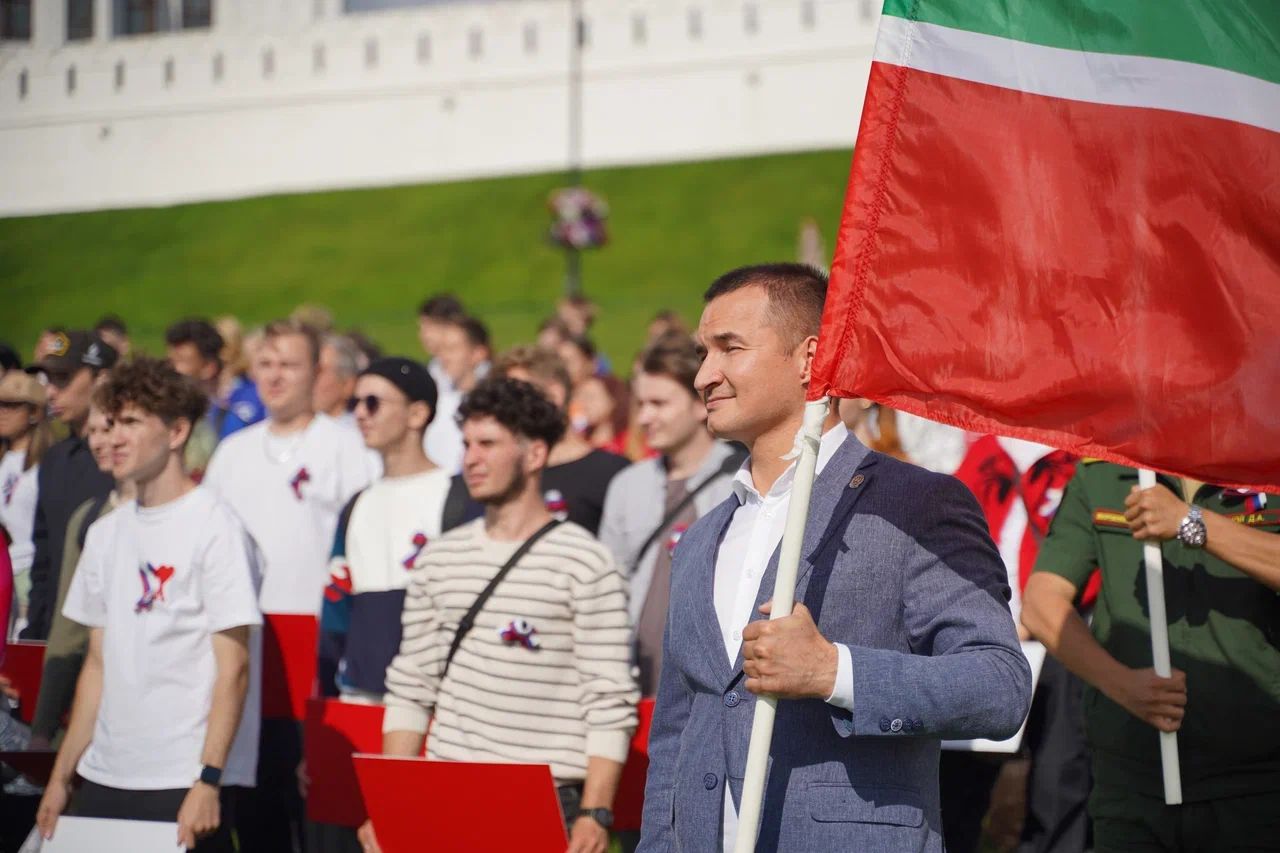 В Казани прошла патриотическая акция «Живой флаг»