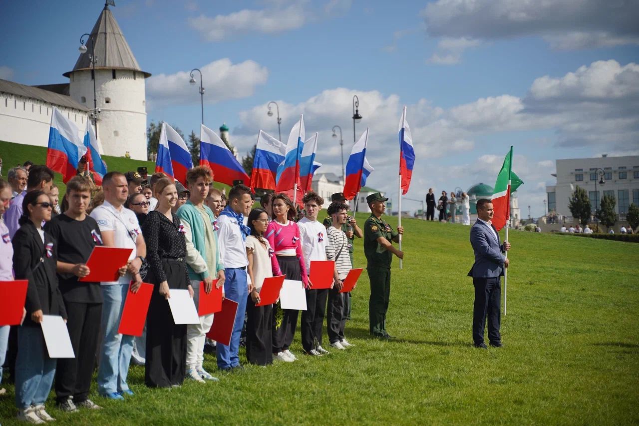 В Казани прошла патриотическая акция «Живой флаг»