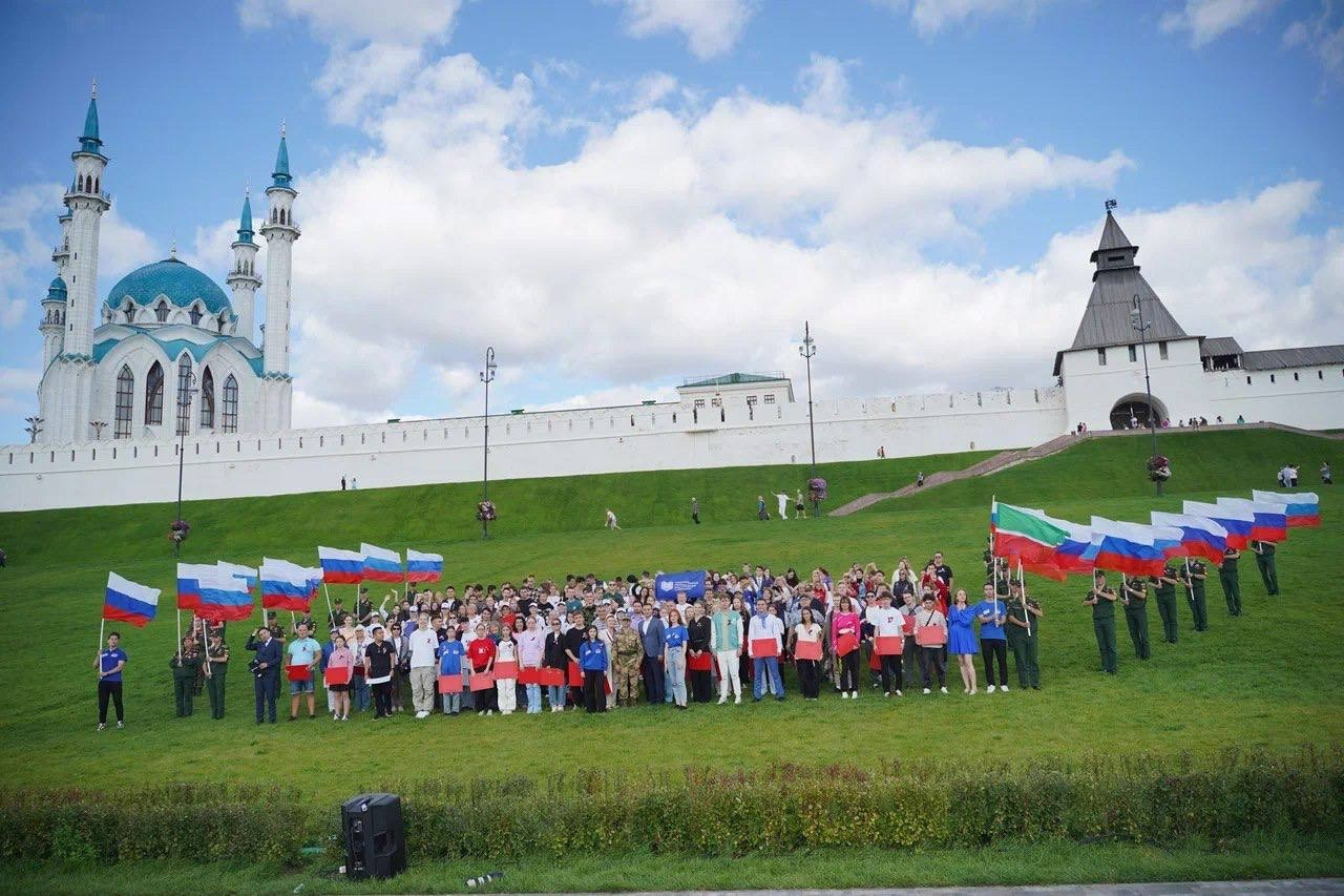 В Казани прошла патриотическая акция «Живой флаг»