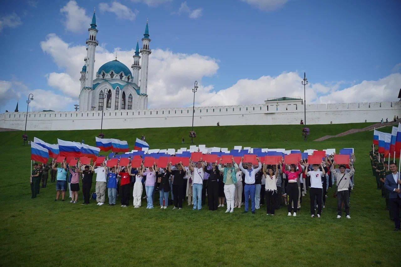 В Казани прошла патриотическая акция «Живой флаг»