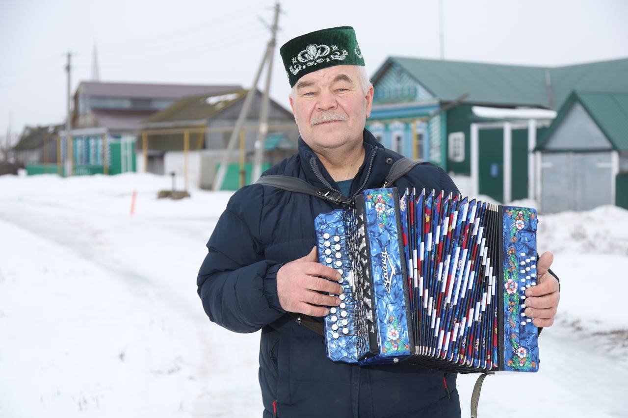 “Әтием гармунчы иде”