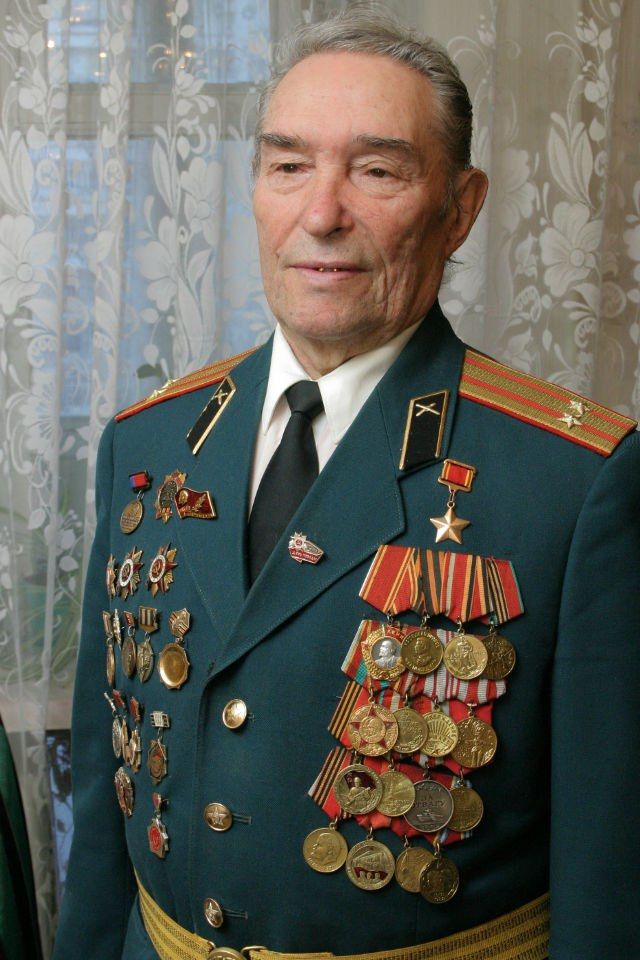Алгы сызыкта яшәп...