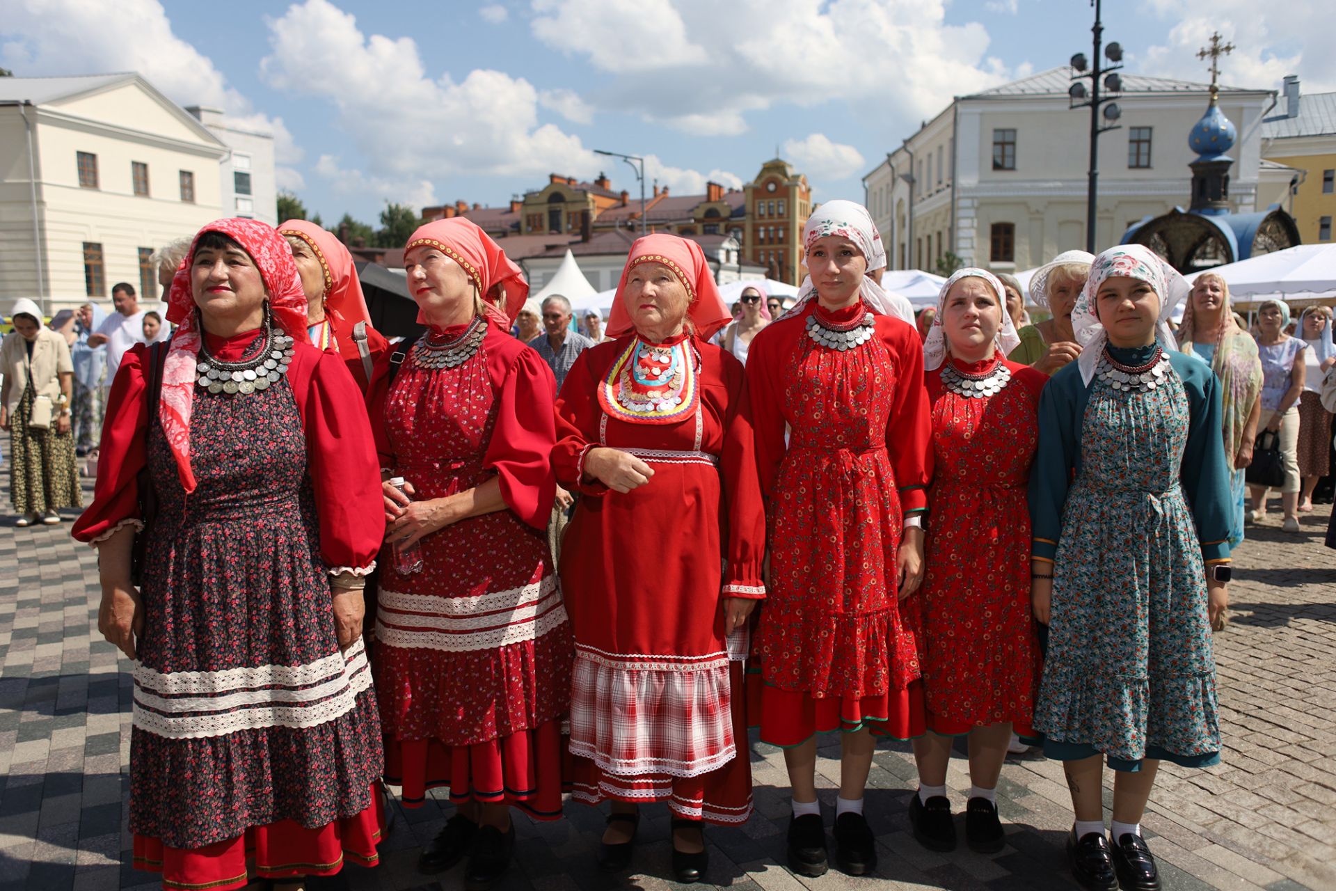 «Белый цветок» в Казани: на ярмарке у Казанского собора собрали средства для детей из нуждающихся семей