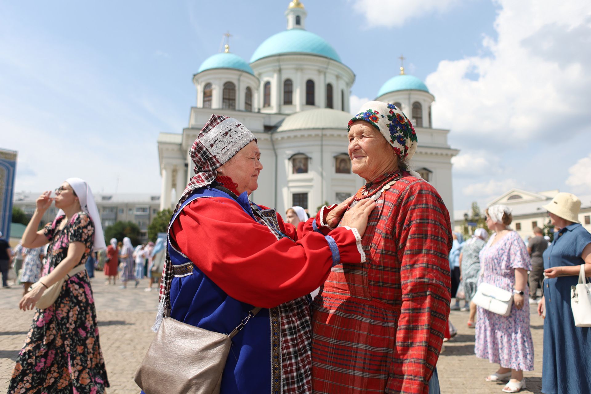 «Белый цветок» в Казани: на ярмарке у Казанского собора собрали средства для детей из нуждающихся семей