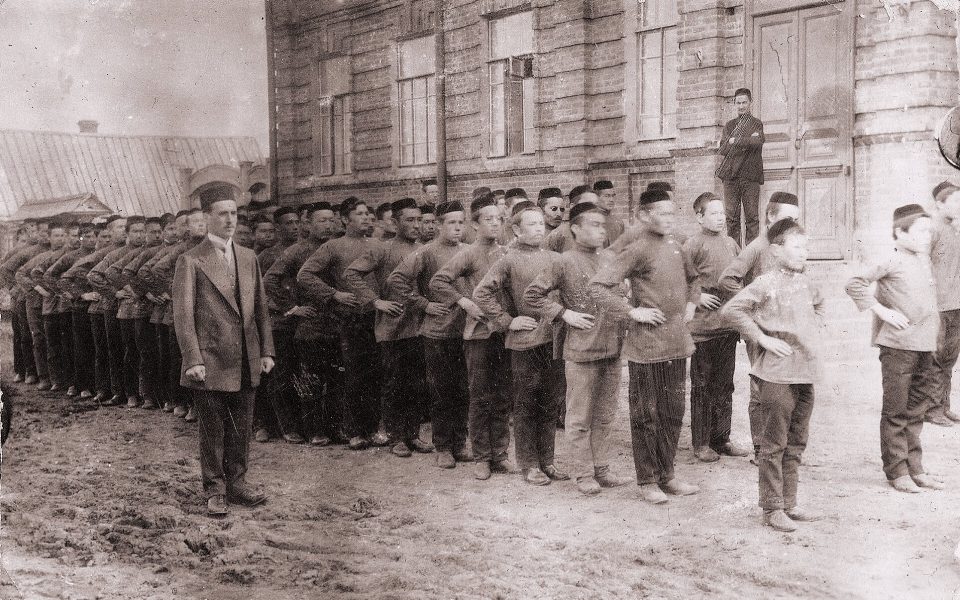 Мәдрәсә шәкертләре уку бинасы янында. 1910 ел.
