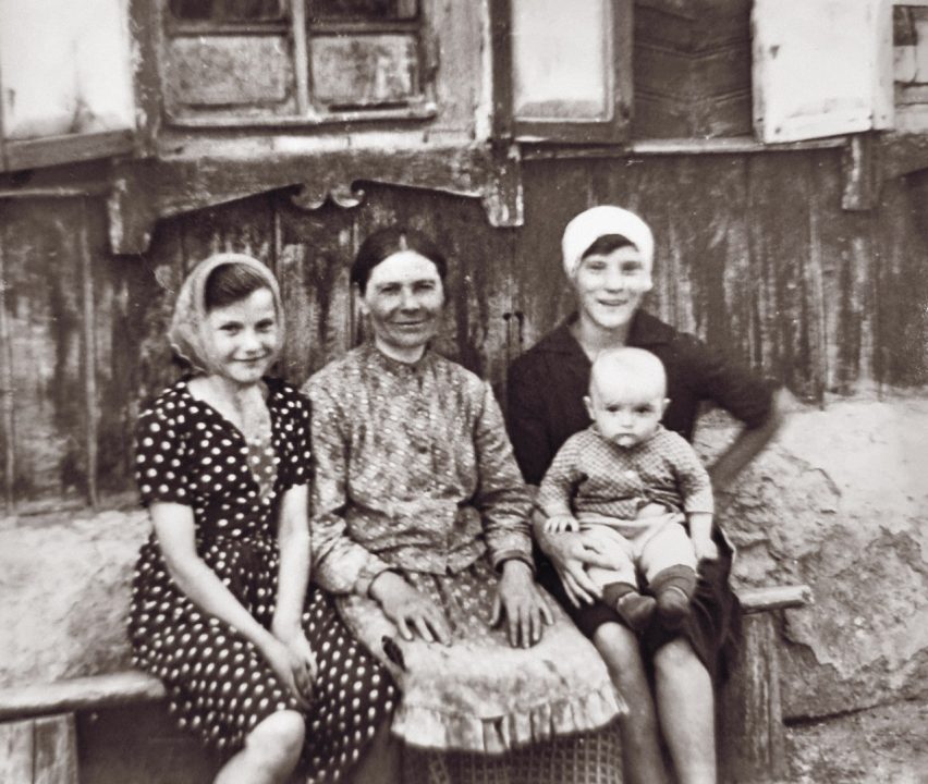 1_Крайняя слева Гали Михайловна, рядом ее мама, сестра Валентина и племянник Слава