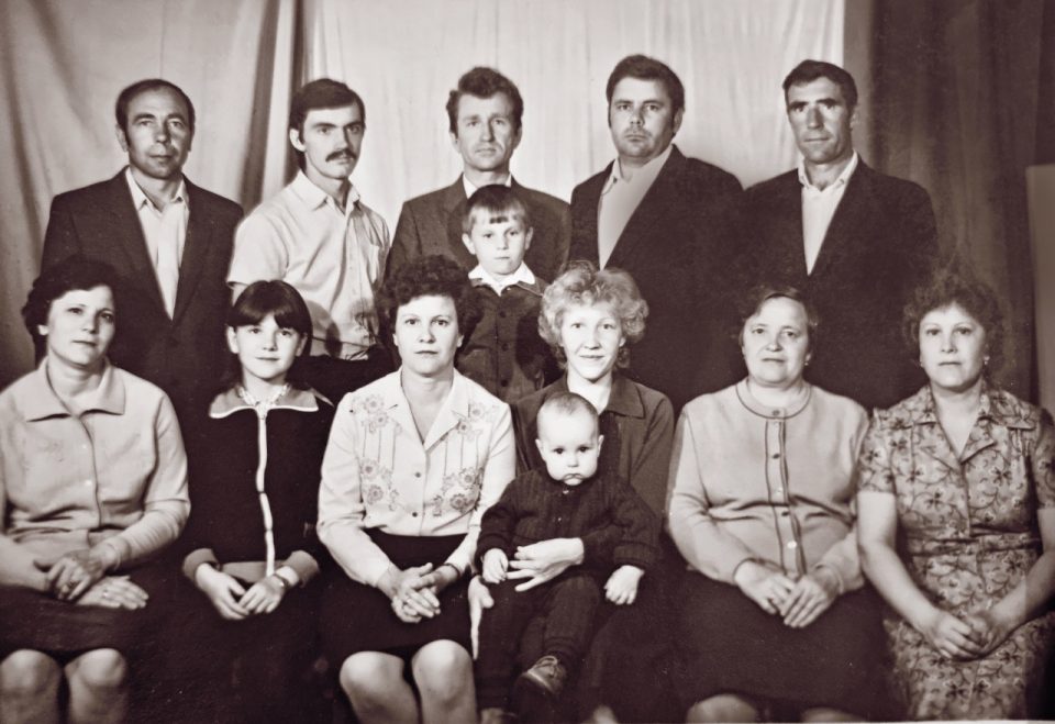 2_Галина Михайловна третья слева со своими детьми и мужем, а также с сестрами, их детьми и мужьями.