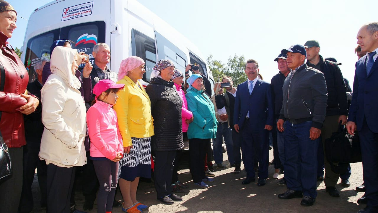 Президент Татарстана проверил работу первой мобильной поликлиники для обследования населения в Тетюшском районе