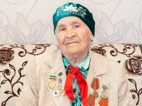 Узган гасыр укытучылары: галстуклы Әлфия