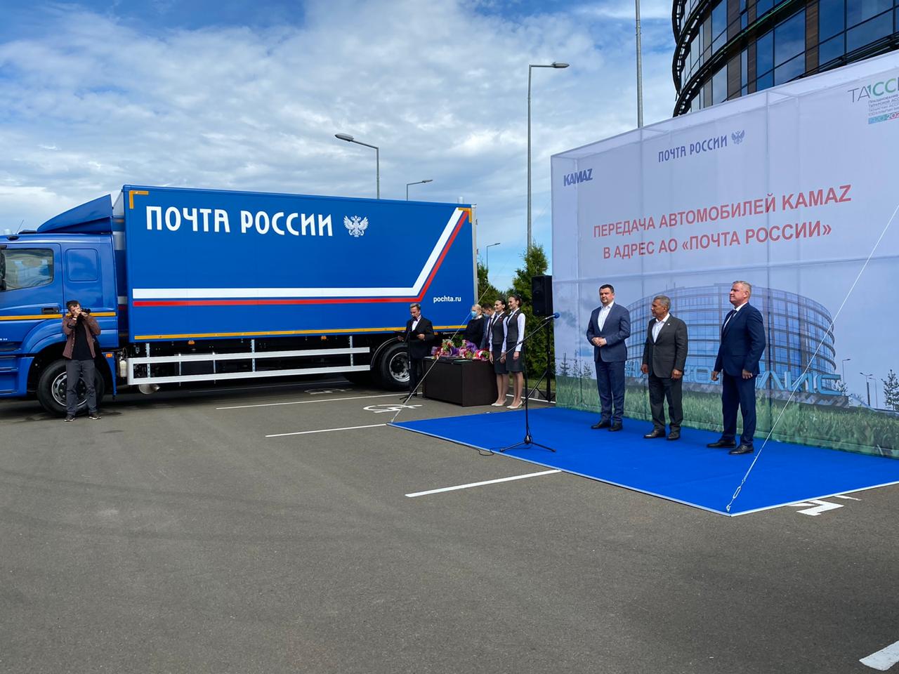 В Иннополисе Президент Татарстана передал «Почте России» 15 КАМАЗов
