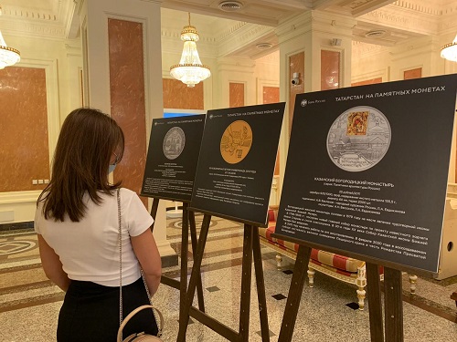 В Казанской Ратуше открылась выставка «Татарстан на памятных монетах»