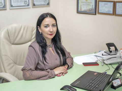 -Я НЕ ТОТ ДИРЕКТОР, ЧТО СИДИТ ЗА ЗАКРЫТОЙ ДВЕРЬЮ