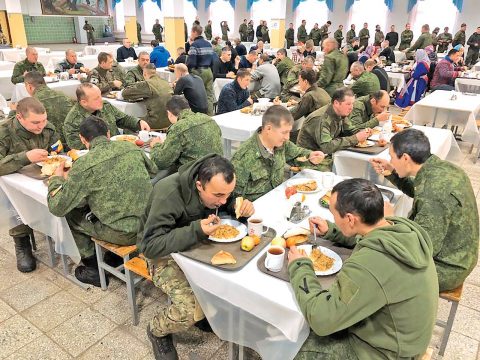…А обед по расписанию